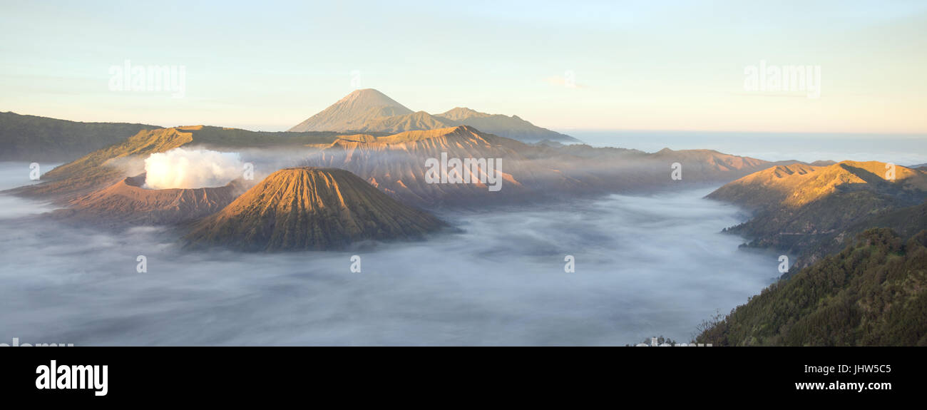 Vista panoramica del Monte Bromo e il Monte Semeru vulcani attivi in Giava Est Indonesia. Foto Stock