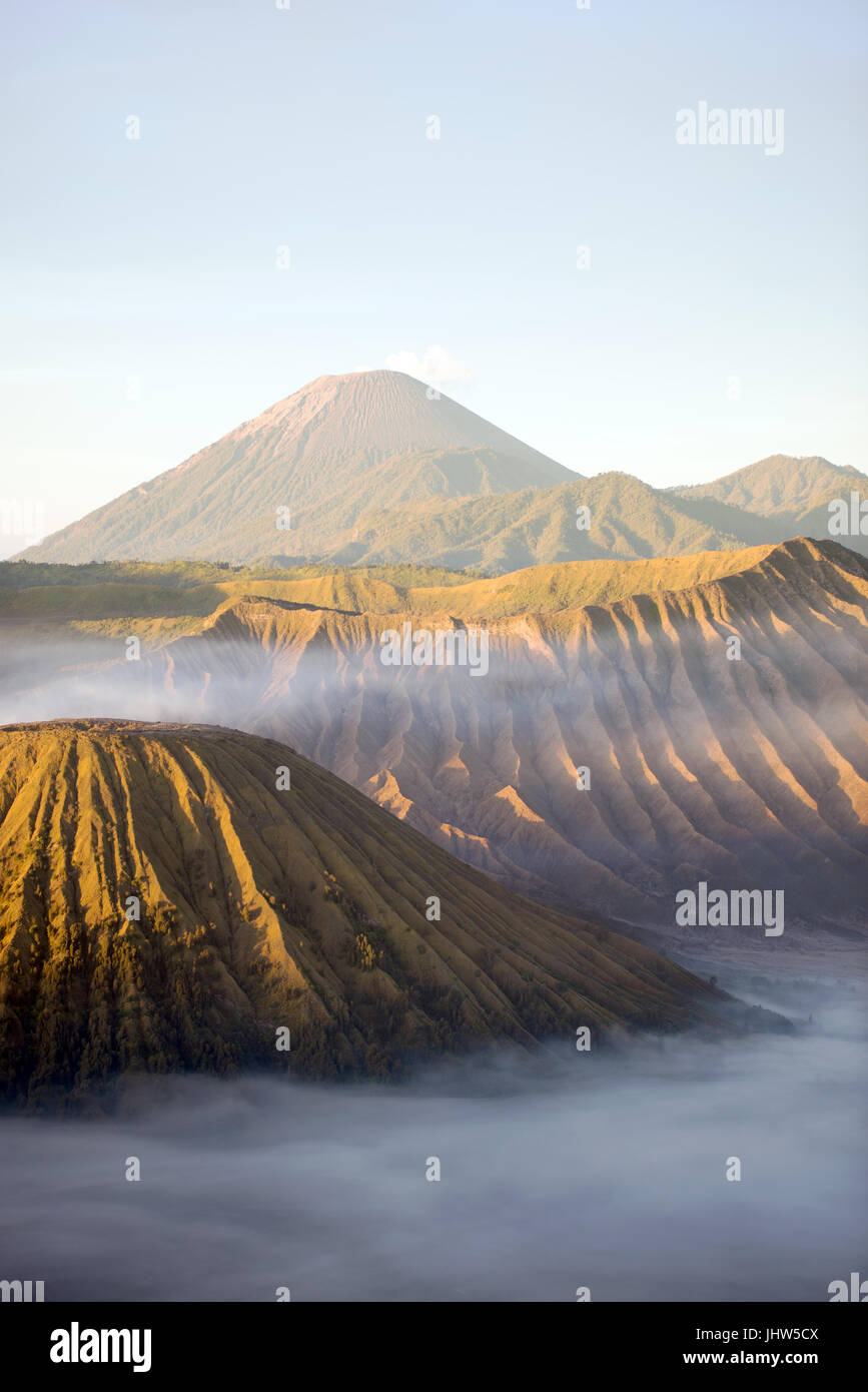 Vista panoramica del Monte Bromo e il Monte Semeru vulcani attivi a sunrise in Giava Est Indonesia. Foto Stock