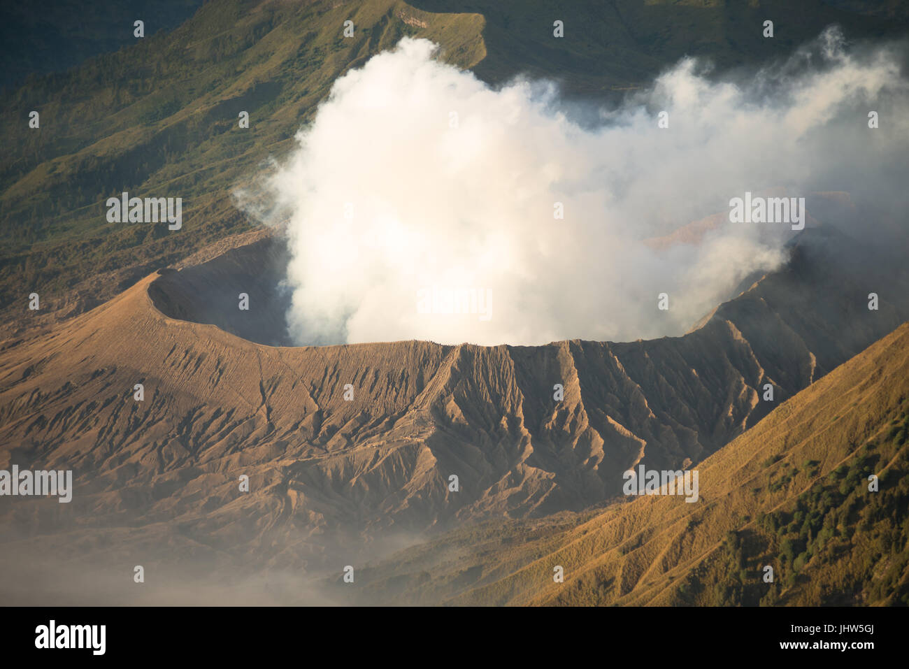 Vista panoramica del Monte Bromo vulcano attivo a sunrise in Giava Est Indonesia. Foto Stock