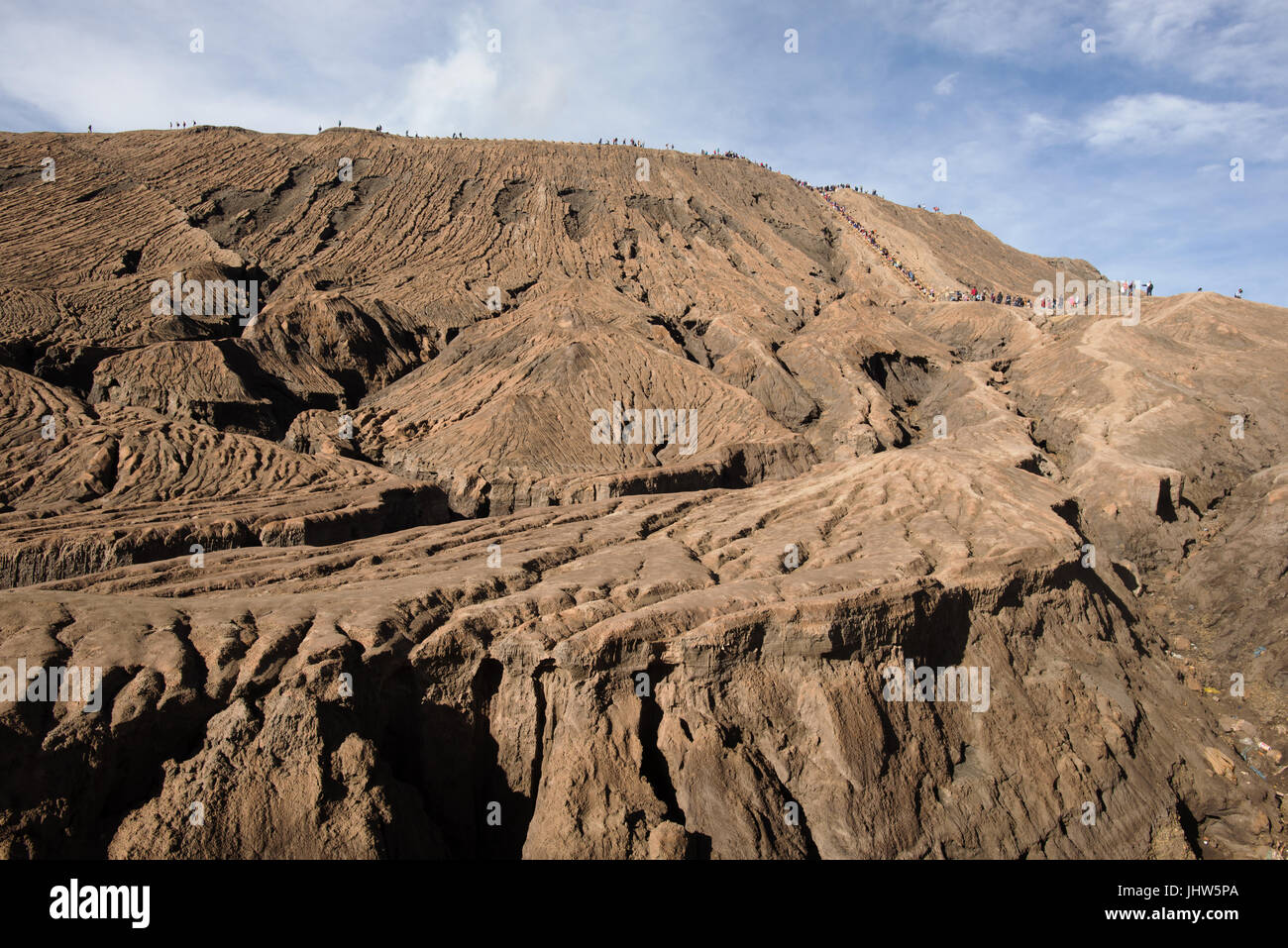 I turisti la scalata al cratere del Monte Bromo vulcano attivo, East Java INdonesia. Foto Stock