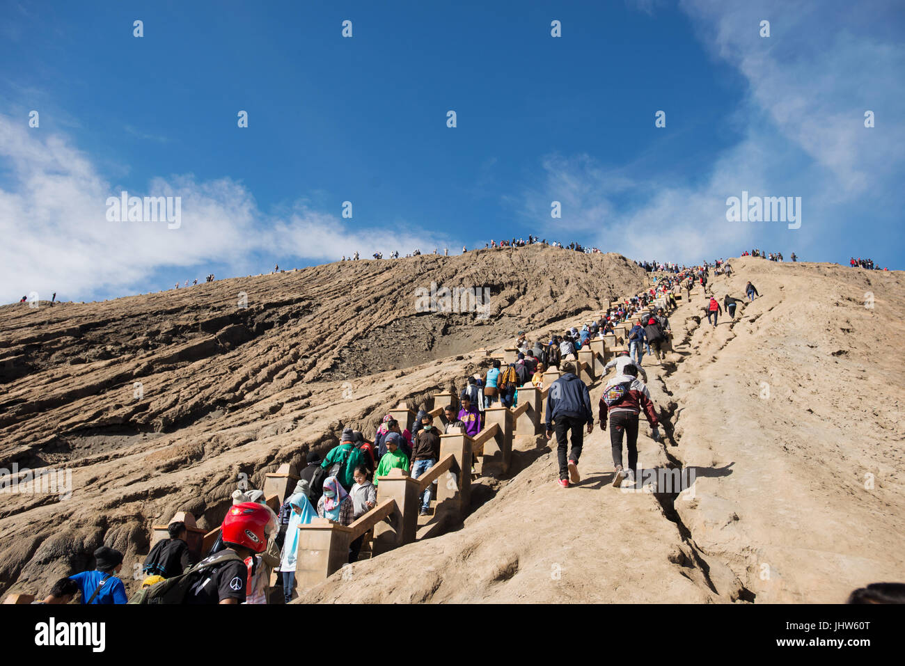 I turisti la scalata al cratere del Monte Bromo vulcano attivo, East Java INdonesia. Foto Stock