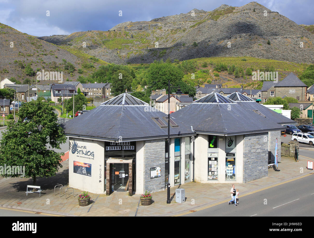 Edificio moderno sviluppo compresi ufficio informazioni turistiche, Blaenau Ffestiniog, Gwynedd, Galles del Nord, Regno Unito Foto Stock
