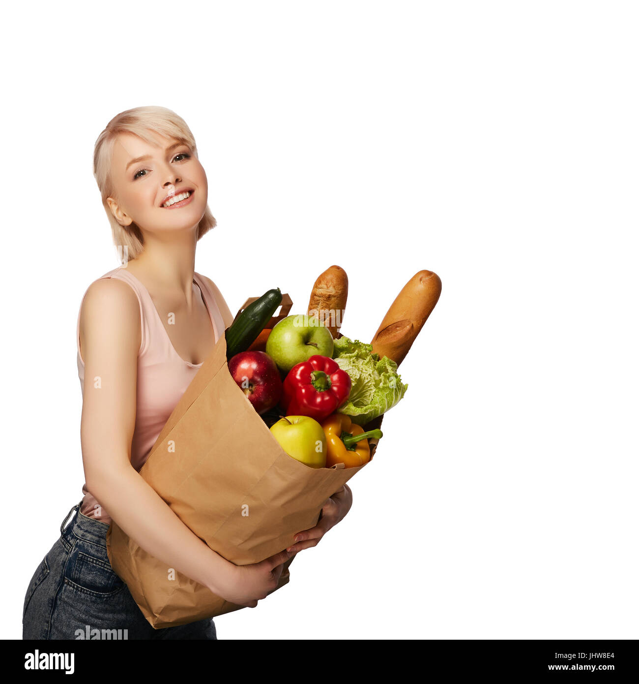 Ritratto di felice donna sorridente con negozi di generi alimentari shopping bag piena di verdure isolati su sfondo bianco Foto Stock