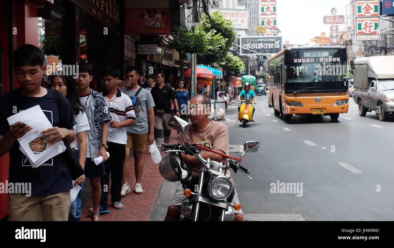 Motociclo uomo Yaowarat Road di Bangkok in Thailandia Foto Stock