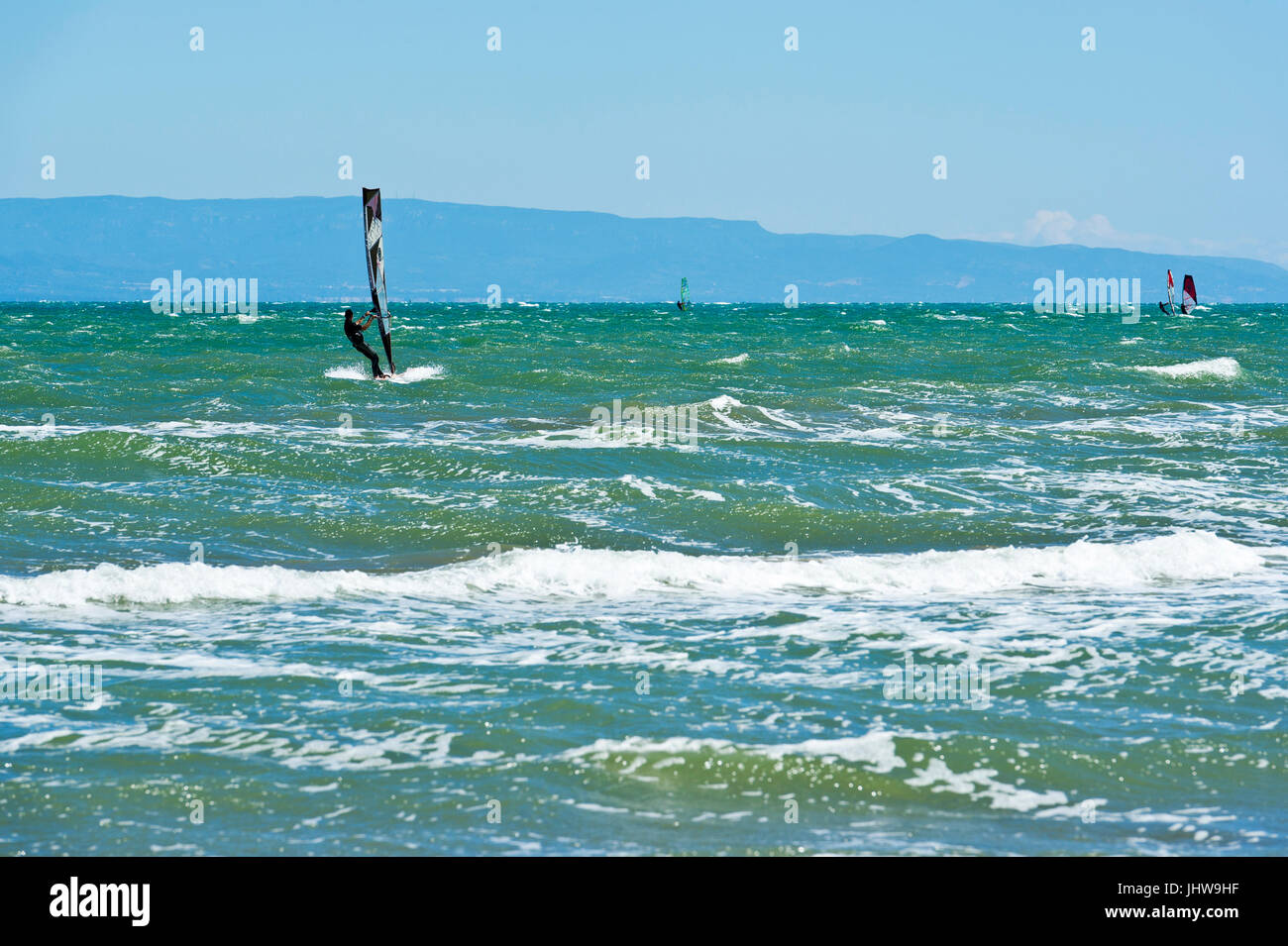 Il kite surf e windsurf off Riumar beach, vicino a Deltebre, Parco Naturale del Delta de l'Ebre, Castellón, Spagna Orientale Foto Stock