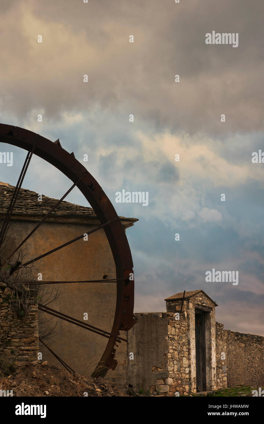 Abbandonato e decadeva watermill in Grecia Foto Stock