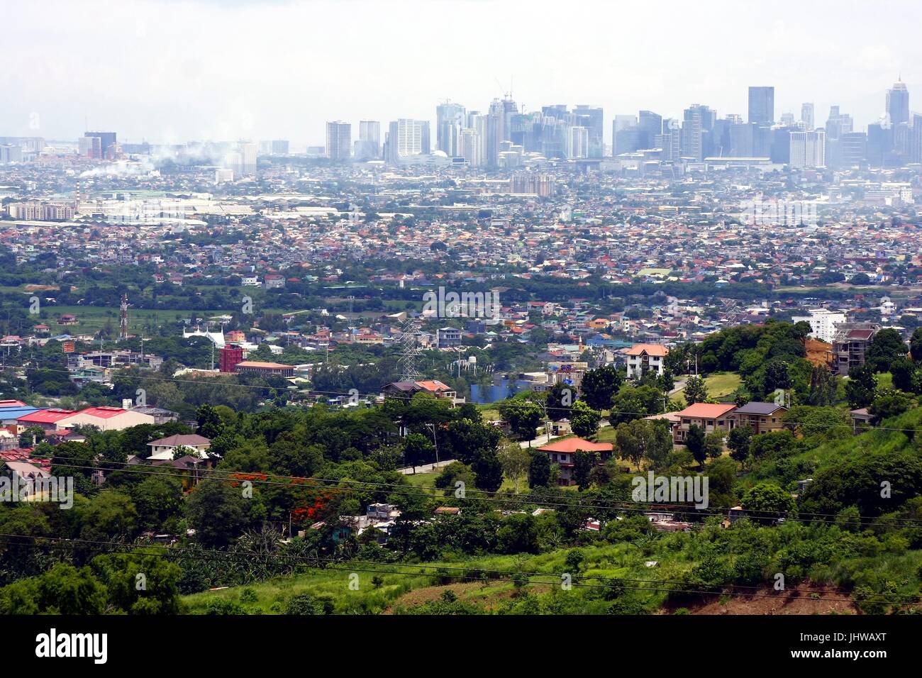 ANTIPOLO City, Filippine - 13 luglio 2017: Una veduta aerea di edifici commerciali e residenziali e stabilimenti nella città di Cainta, Taytay, Foto Stock