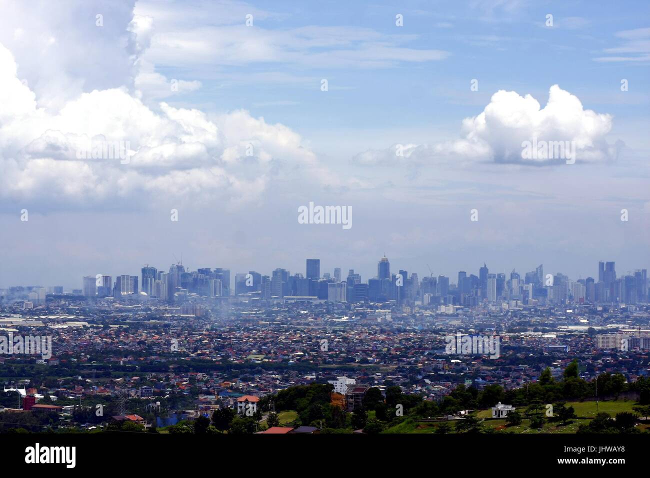 ANTIPOLO City, Filippine - 13 luglio 2017: Una veduta aerea di edifici commerciali e residenziali e stabilimenti nella città di Cainta, Taytay, Foto Stock