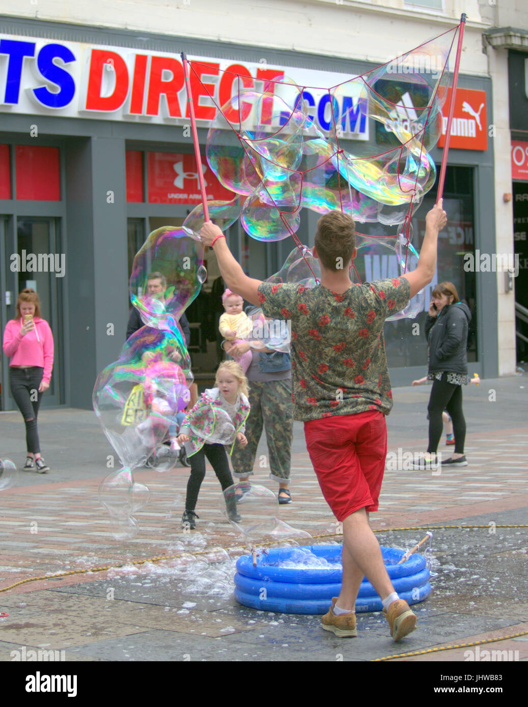 Animatore di strada a soffiare bolle per intrattenere i bambini su Argyle Street Glasgow Scozia Scotland Foto Stock