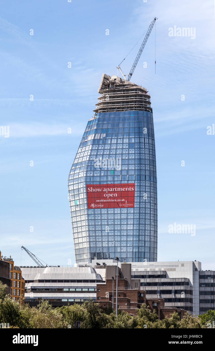 L'esterno di uno Blackfriars, un sotto-costruzione 50 piani con appartamenti torre, soprannominato 'il vaso', a Southwark, Londra, Inghilterra, Regno Unito Foto Stock