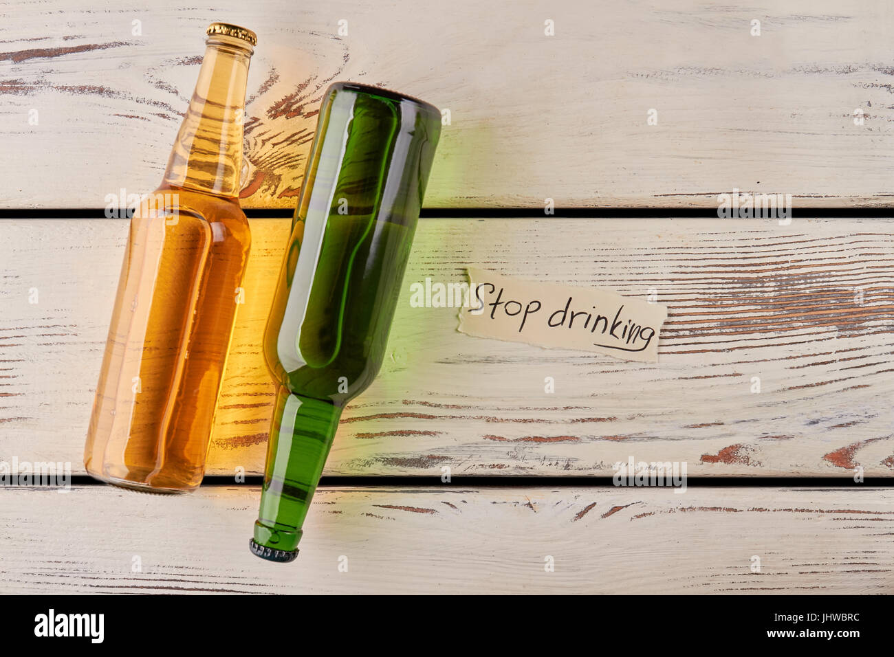 Le bottiglie di birra in posizione diversa. Foto Stock