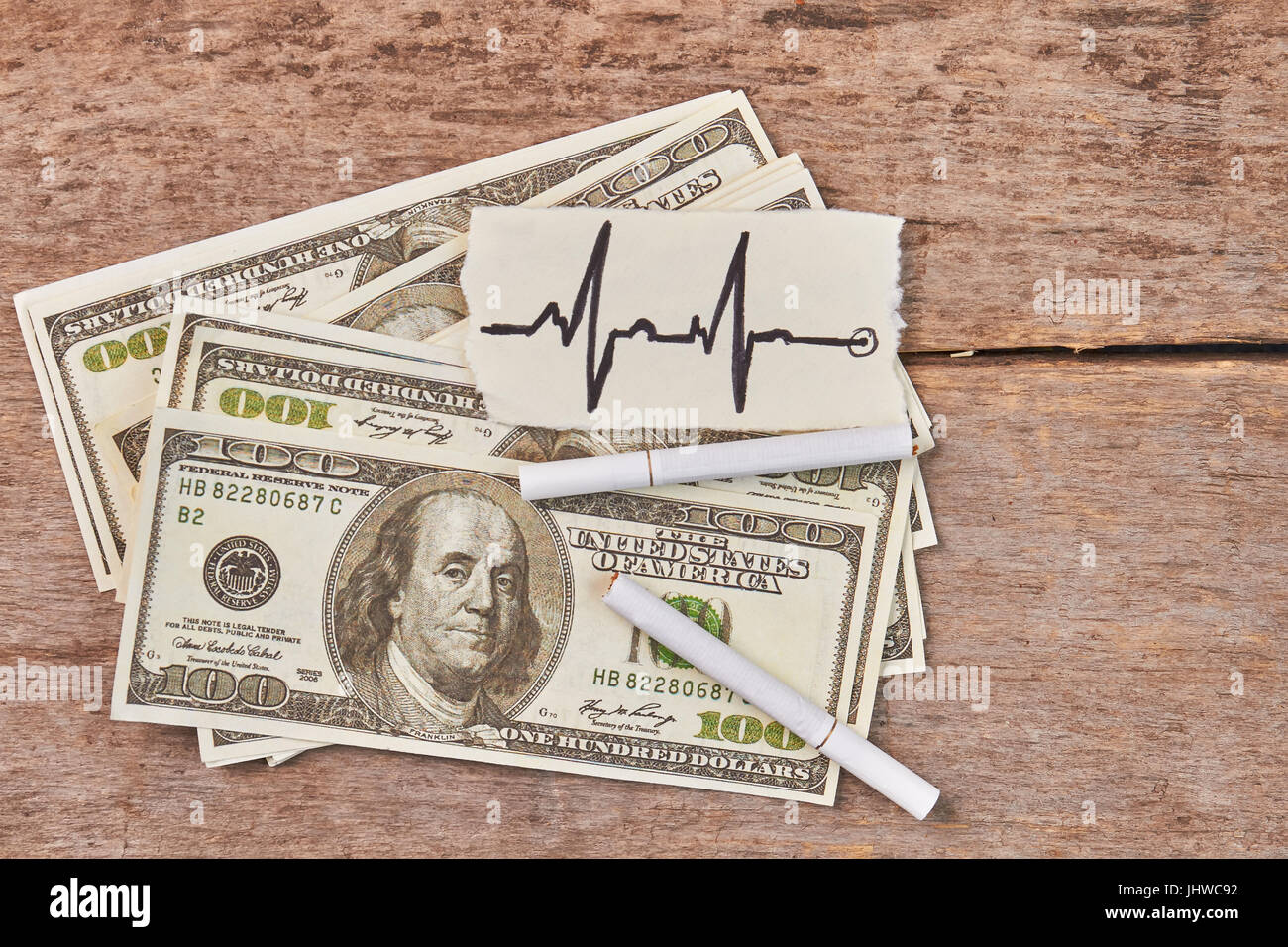 Il denaro americano, sigarette, battito cardiaco dell'immagine. Foto Stock