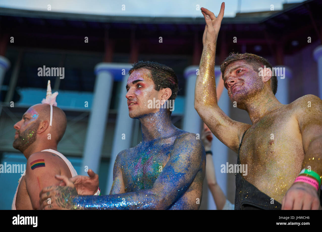 BRISTOL, Inghilterra - luglio 8: tre uomini gay in costume dancing a Bristol orgoglio a Bristol il 8 Luglio 2017 Foto Stock