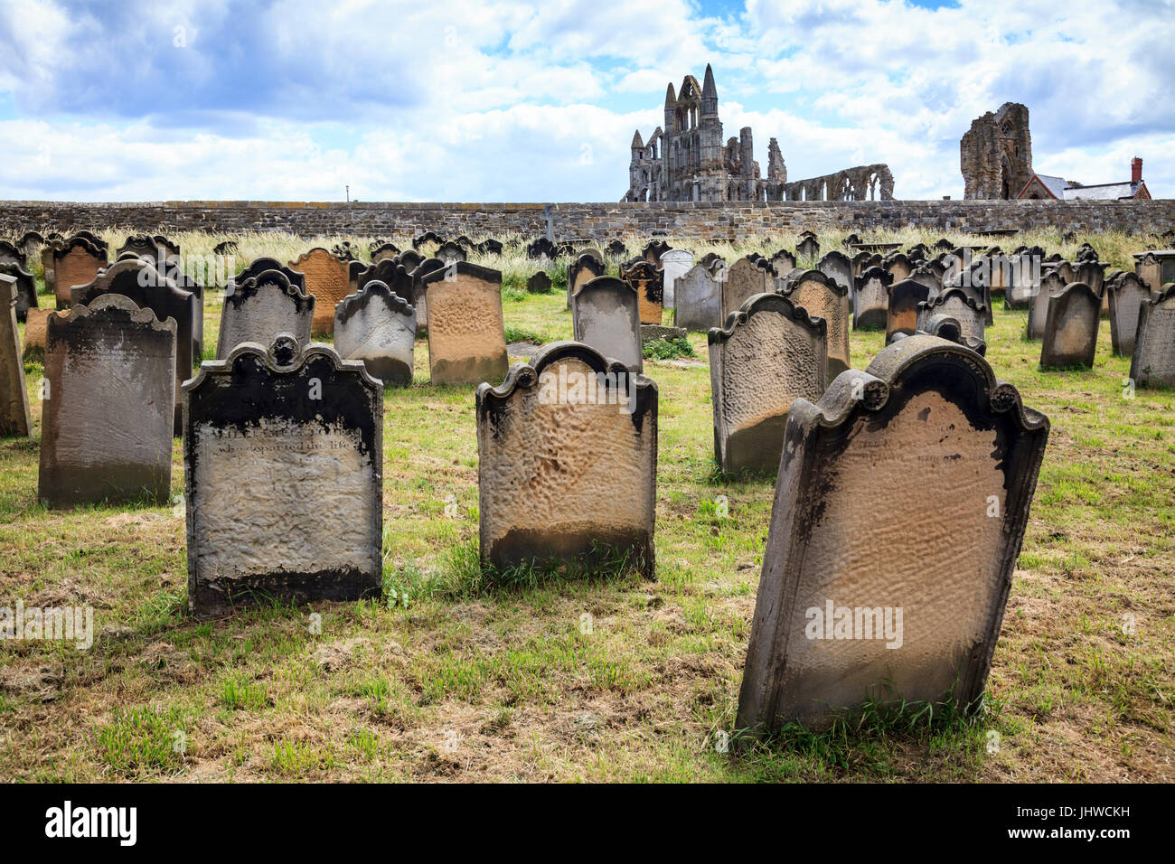 Lapidi nel cimitero di Whitby Abbey, Yorkshire, Inghilterra Foto Stock