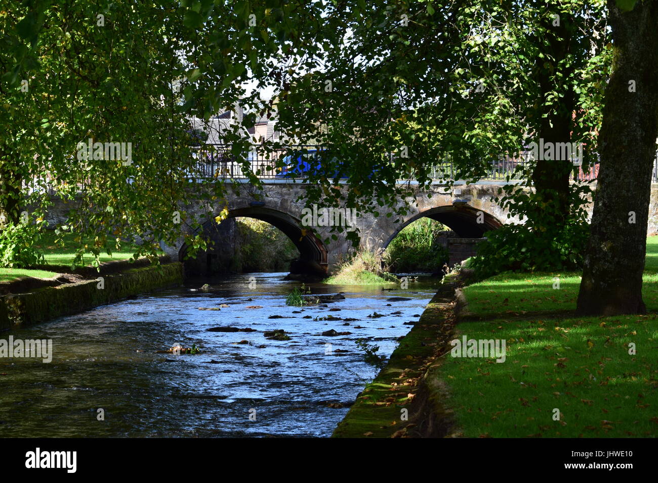 Il fiume che scorre attraverso Strathaven Foto Stock