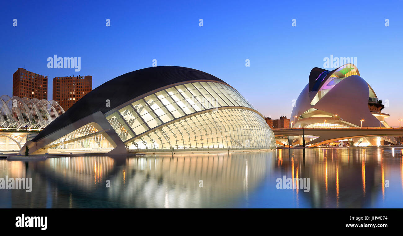 VALENCIA, Spagna - 24 luglio 2017: costruzione emisferica al tramonto.La Città delle Arti e delle scienze è un intrattenimento culturale e complesso architettonico. Foto Stock