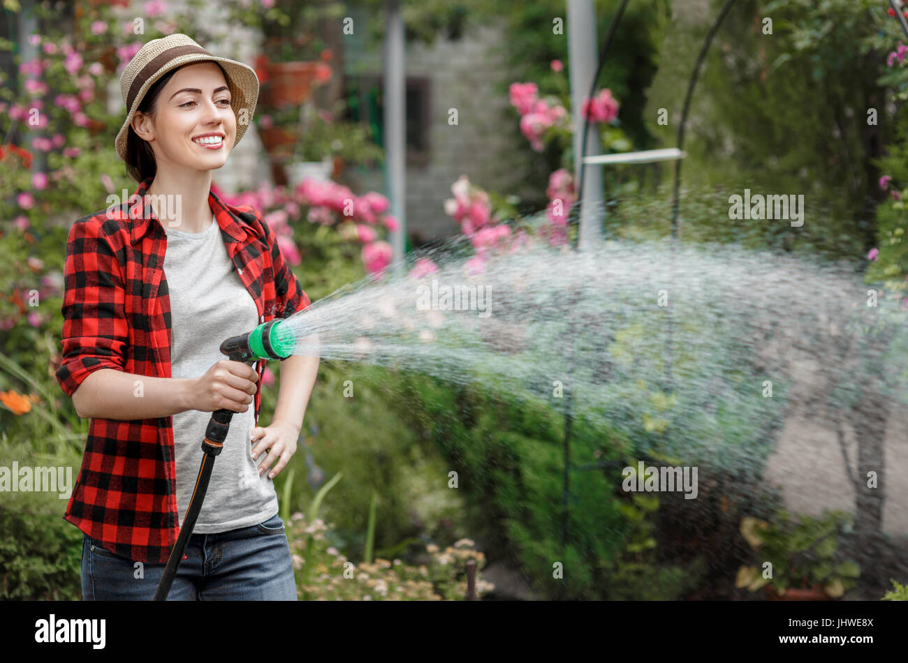Donna giardiniere giardino di irrigazione Foto Stock