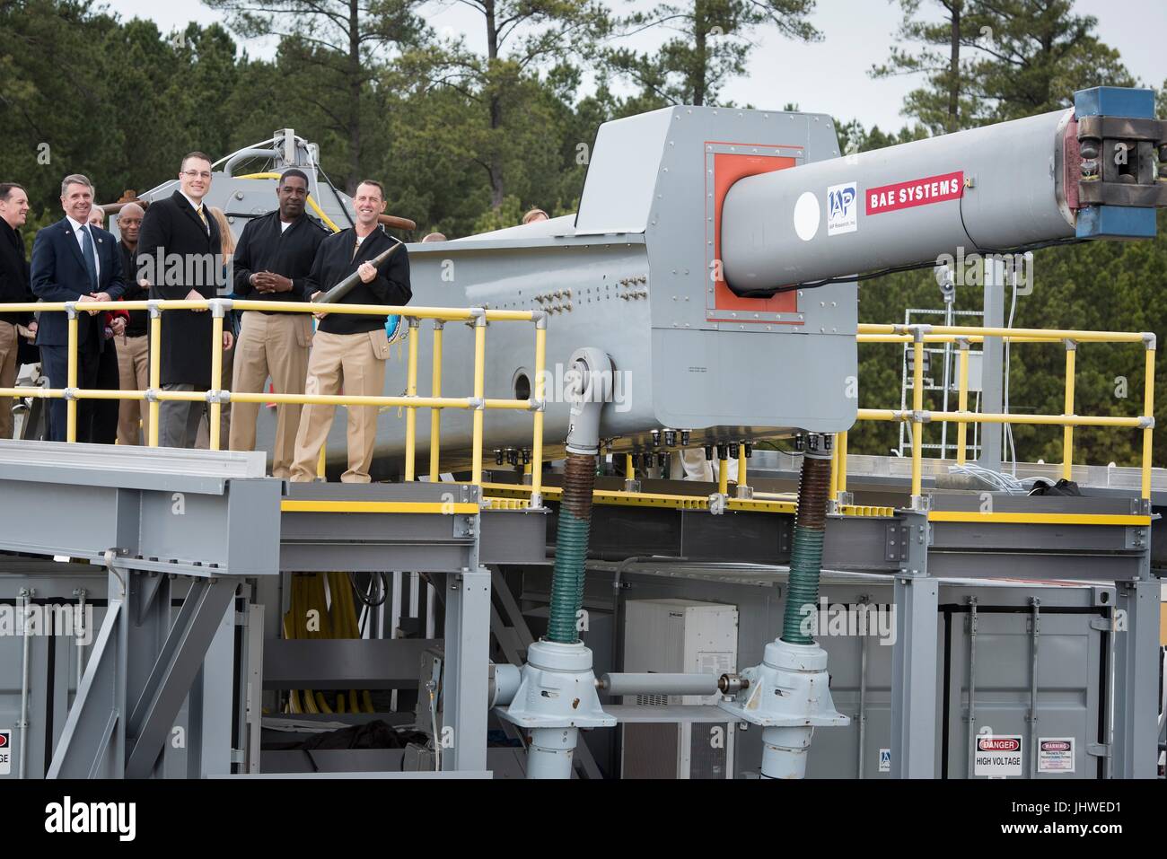 Stati Uniti La Marina Capo di operazioni navali di John Richardson, destra, tours diretta armi di energia alla superficie navale Warfare Center Dahlgren Divisione 18 gennaio 2017 in Dahlgren, Virginia. (Foto di MCS 1 Nathan Laird via Planetpix) Foto Stock