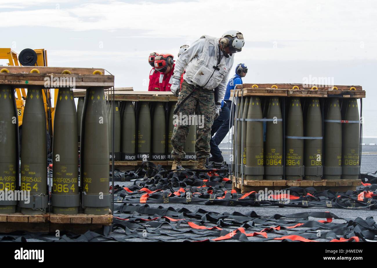 I soldati degli Stati Uniti controllare le munizioni per numeri di tracking sul ponte di volo a bordo della U.S. Navy America-classe assalto anfibio nave USS America Febbraio 14, 2017 nell'Oceano Pacifico. (Foto da Ciad MCSS Swysgood via Planetpix) Foto Stock