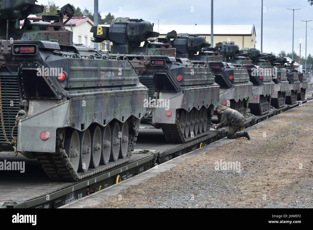 I soldati tedeschi cingolati carico Marder fanteria veicoli da combattimento su carrelli ferroviari presso la Torre di Grafenwoehr caserma stazione del fungo della rotaia 21 febbraio 2017 in Grafenwoehr, Germania. (Foto di Gertrud Zach via Planetpix) Foto Stock