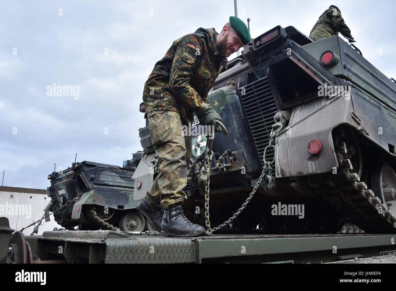 I soldati tedeschi cingolati carico Marder fanteria veicoli da combattimento su carrelli ferroviari presso la Torre di Grafenwoehr caserma stazione del fungo della rotaia 21 febbraio 2017 in Grafenwoehr, Germania. (Foto di Gertrud Zach via Planetpix) Foto Stock