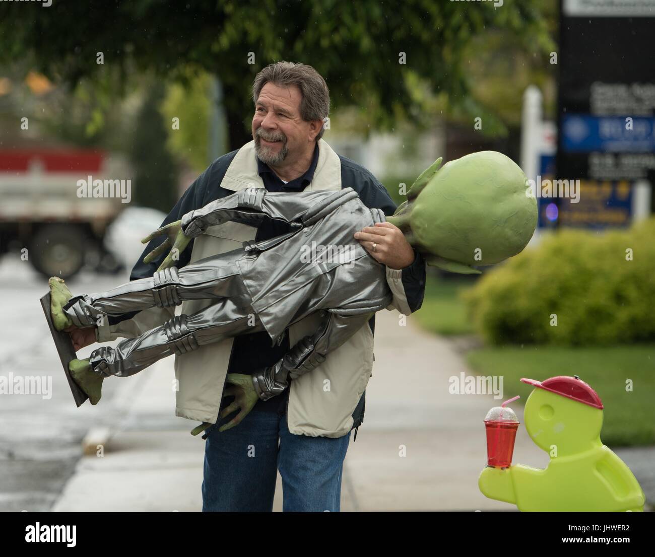 Un uomo porta un modello di alien durante la NASA Marte nuovo anno celebrazione Maggio 5, 2017 in Mars, Pennsylvania. (Foto di Bill Ingals via Planetpix) Foto Stock
