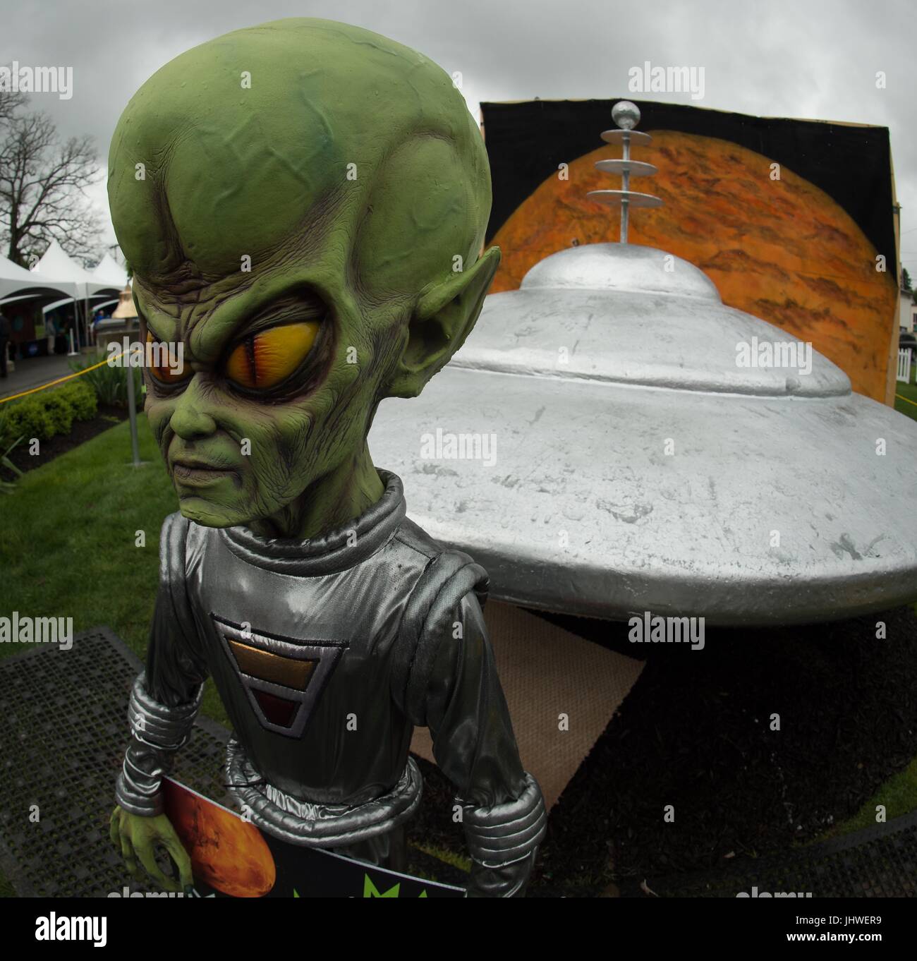 Un modello di alien e veicoli spaziali accoglie i visitatori di Marte della NASA Nuovo anno celebrazione Maggio 6, 2017 in Mars, Pennsylvania. (Foto di Bill Ingals via Planetpix) Foto Stock