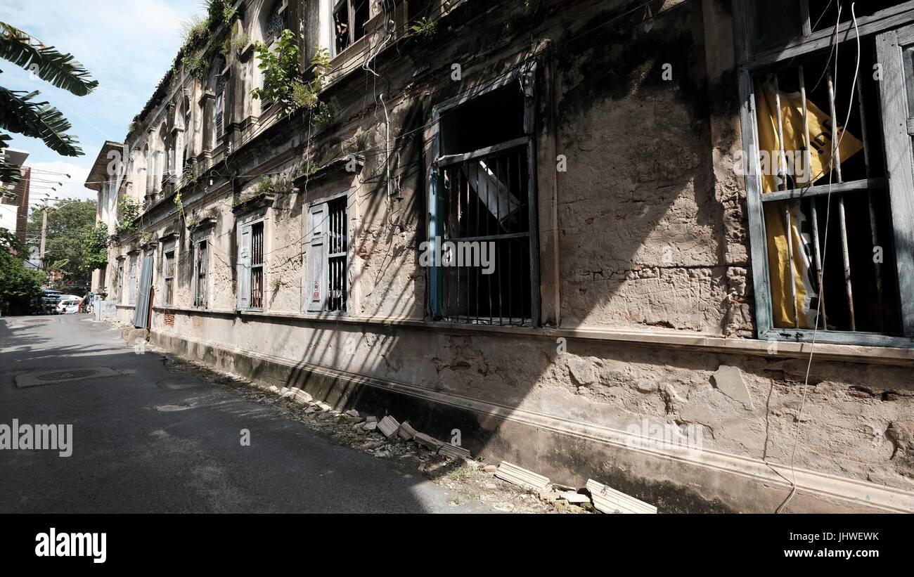 Abbandonato lo stile coloniale storico di casa doganale / Bang Rak vecchio Firehouse Architettura sul Fiume Chao Phraya Bangkok in Thailandia del sud-est asiatico Foto Stock