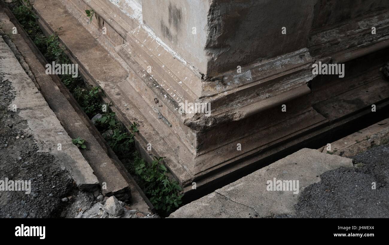 Abbandonato lo stile coloniale storico di casa doganale / Bang Rak vecchio Firehouse Architettura sul Fiume Chao Phraya Bangkok in Thailandia del sud-est asiatico Foto Stock
