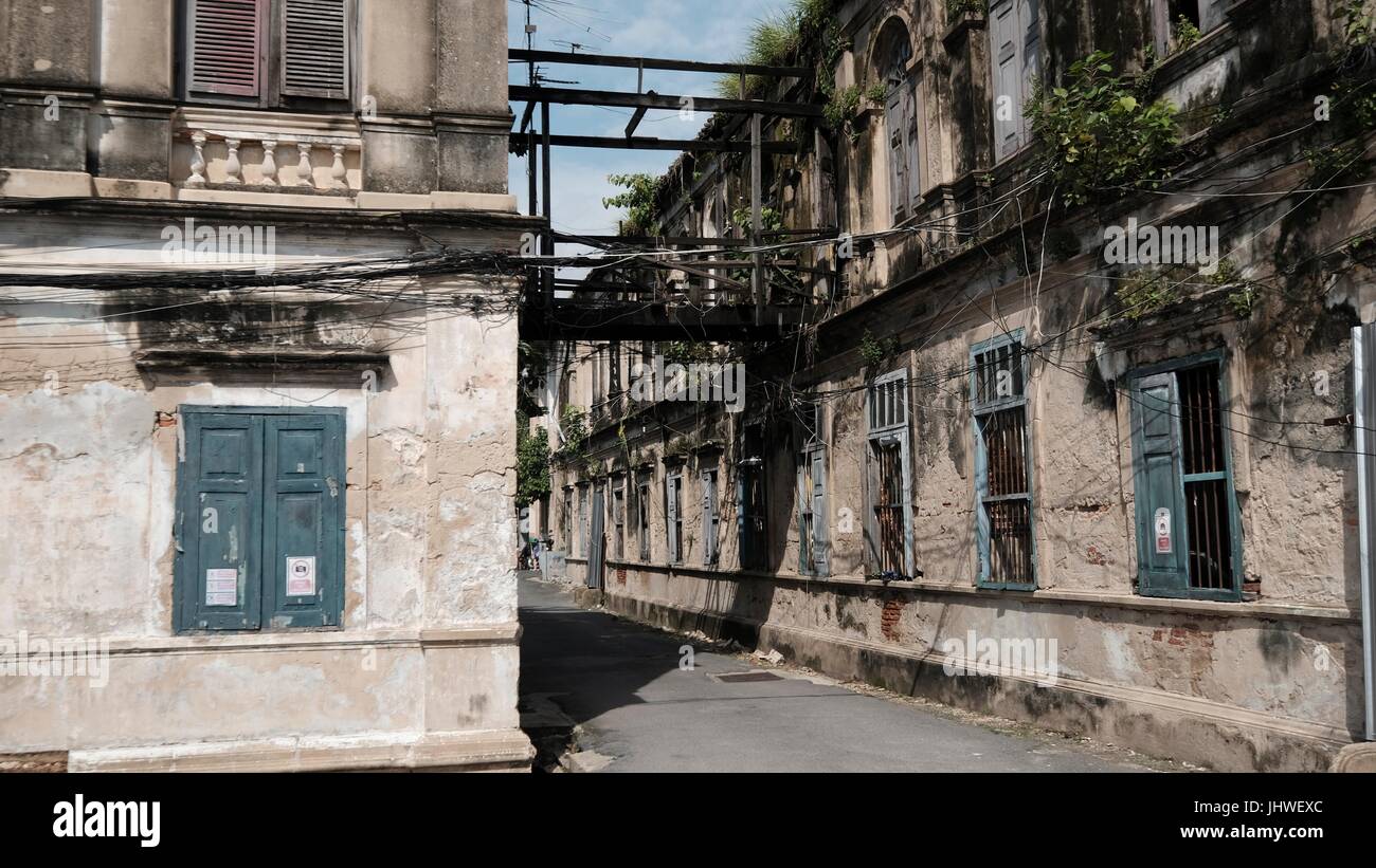 Abbandonato lo stile coloniale storico di casa doganale / Bang Rak vecchio Firehouse Architettura sul Fiume Chao Phraya Bangkok in Thailandia del sud-est asiatico Foto Stock