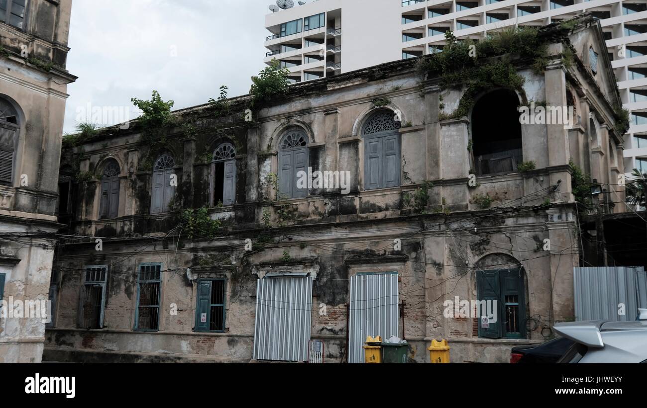 Abbandonato lo stile coloniale storico di casa doganale / Bang Rak vecchio Firehouse Architettura sul Fiume Chao Phraya Bangkok in Thailandia del sud-est asiatico Foto Stock