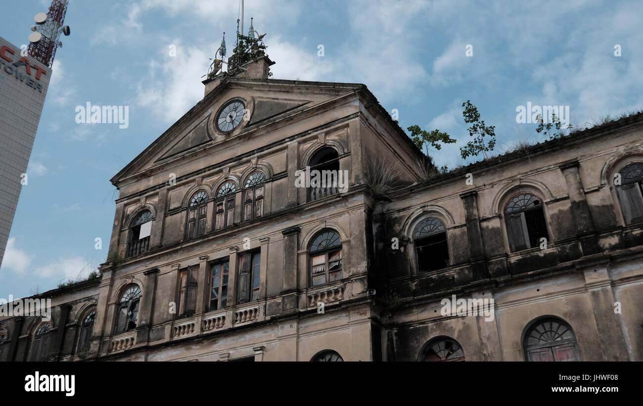 Abbandonato lo stile coloniale storico di casa doganale / Bang Rak vecchio Firehouse Architettura sul Fiume Chao Phraya Bangkok in Thailandia del sud-est asiatico Foto Stock