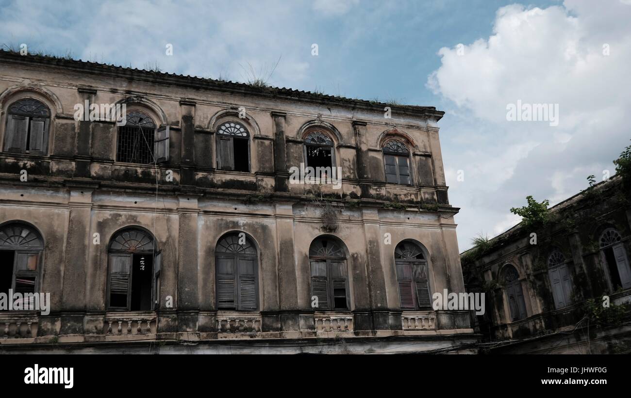 Abbandonato lo stile coloniale storico di casa doganale / Bang Rak vecchio Firehouse Architettura sul Fiume Chao Phraya Bangkok in Thailandia del sud-est asiatico Foto Stock