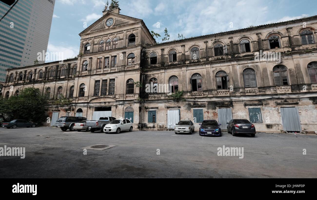 Abbandonato lo stile coloniale storico di casa doganale / Bang Rak vecchio Firehouse Architettura sul Fiume Chao Phraya Bangkok in Thailandia del sud-est asiatico Foto Stock
