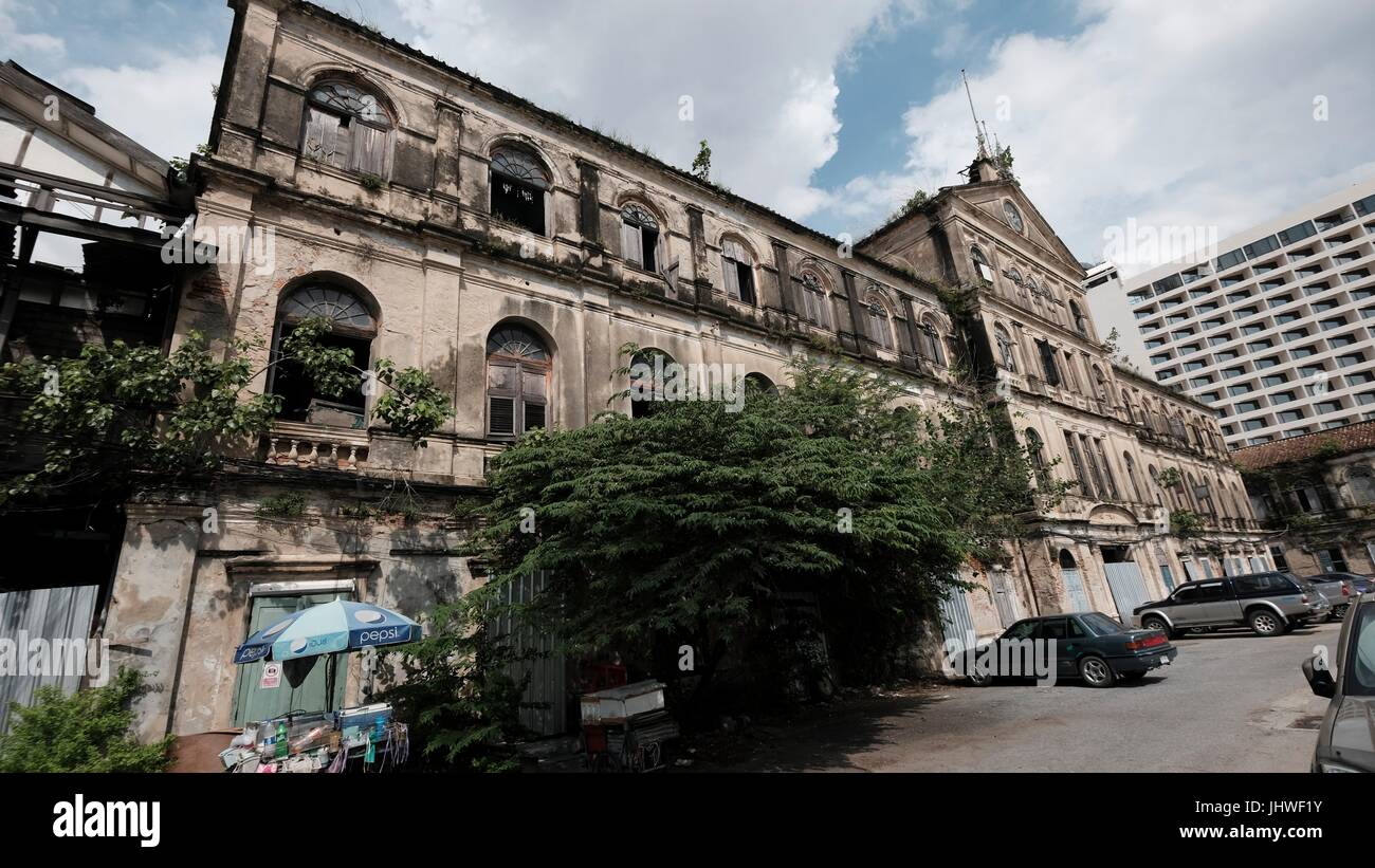 Abbandonato lo stile coloniale storico di casa doganale / Bang Rak vecchio Firehouse Architettura sul Fiume Chao Phraya Bangkok in Thailandia del sud-est asiatico Foto Stock