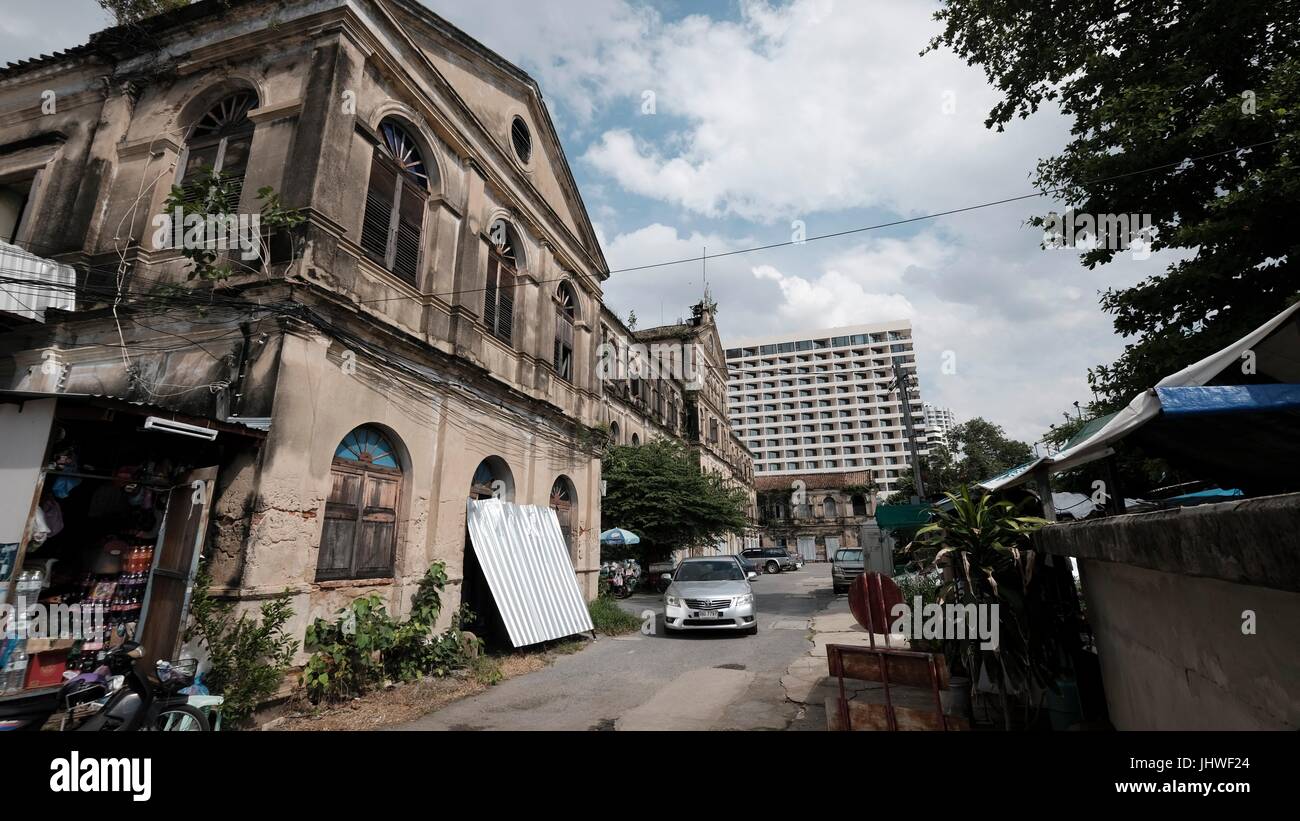 Abbandonato lo stile coloniale storico di casa doganale / Bang Rak vecchio Firehouse Architettura sul Fiume Chao Phraya Bangkok in Thailandia del sud-est asiatico Foto Stock