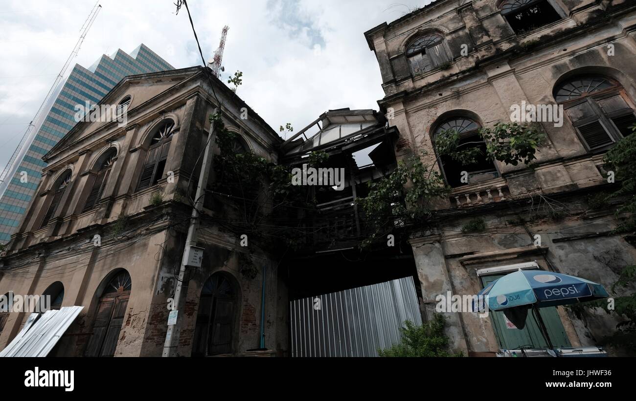 Abbandonato lo stile coloniale storico di casa doganale / Bang Rak vecchio Firehouse Architettura sul Fiume Chao Phraya Bangkok in Thailandia del sud-est asiatico Foto Stock