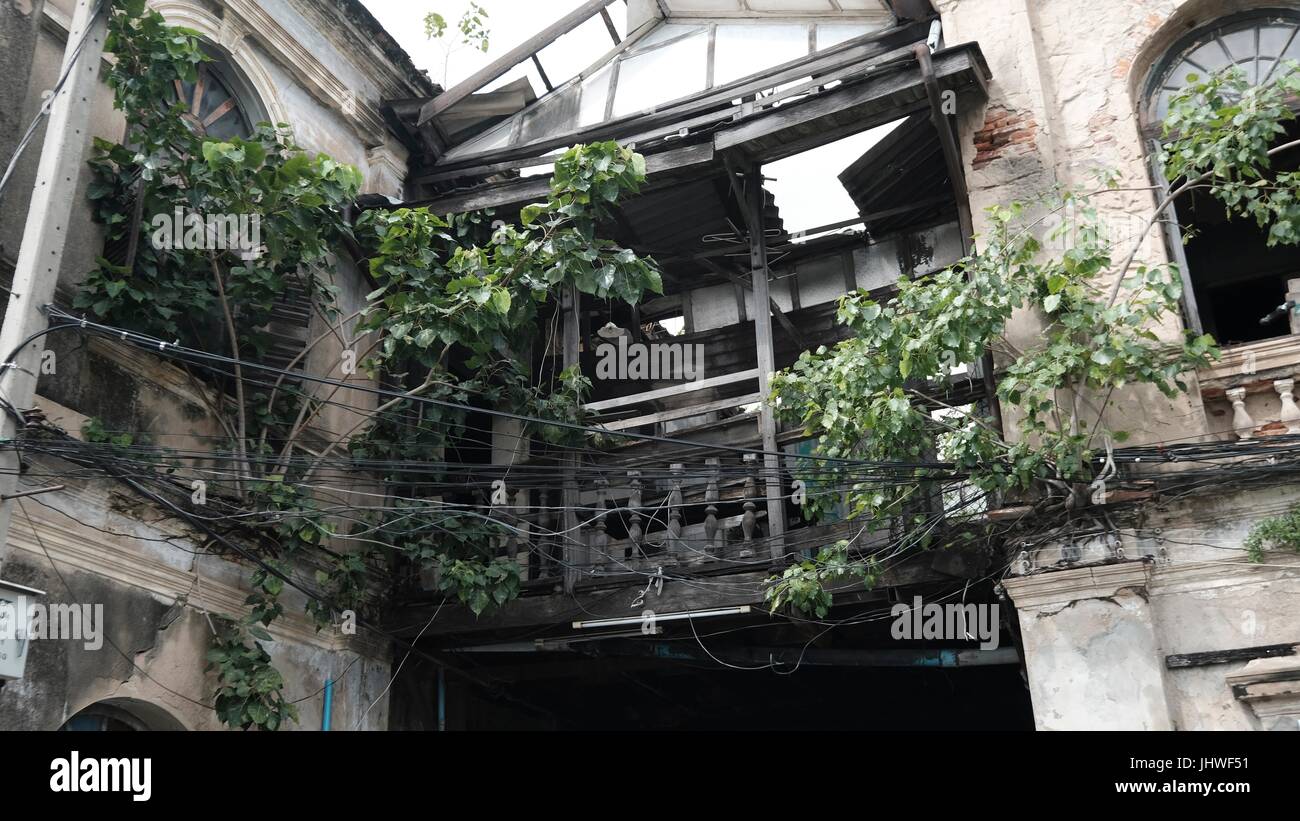 Abbandonato lo stile coloniale storico di casa doganale / Bang Rak vecchio Firehouse Architettura sul Fiume Chao Phraya Bangkok in Thailandia del sud-est asiatico Foto Stock