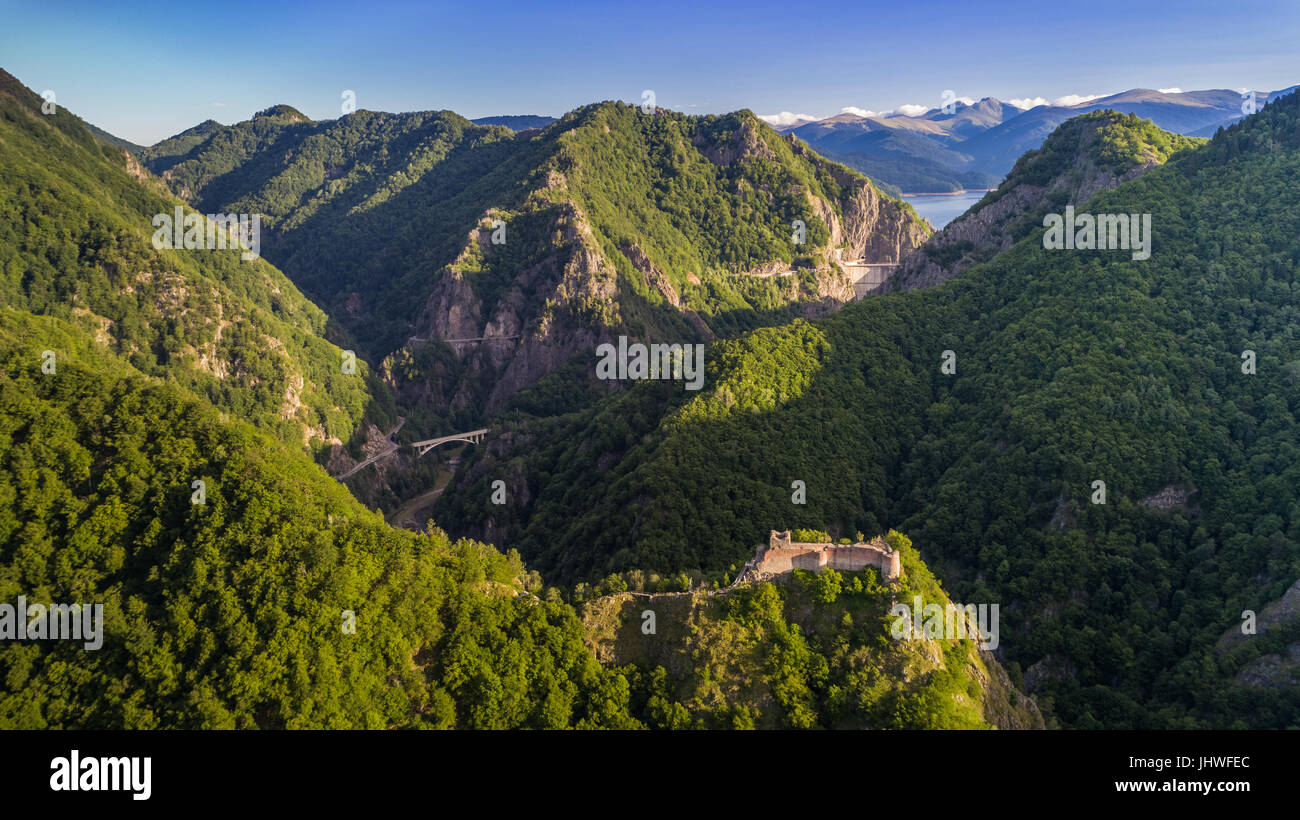 Vista aerea da rovinato Poenari castello sul monte Cetatea in Romania Foto Stock