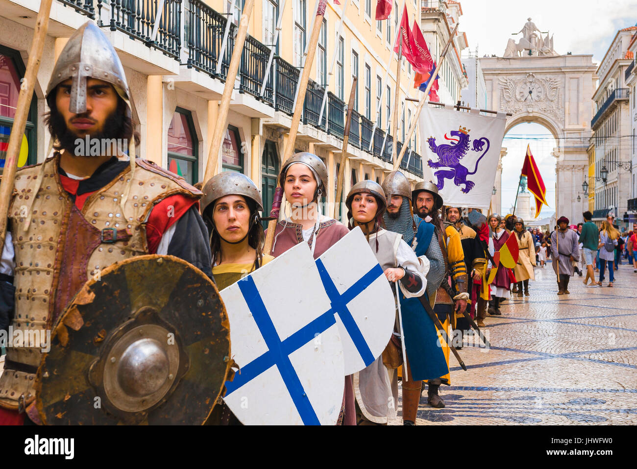 Festa di Lisbona, un gruppo vestito da soldati medievali si radunano nella Rua Augusta nel centro di Lisbona per commemorare la battaglia di Valdevez (1141) Foto Stock