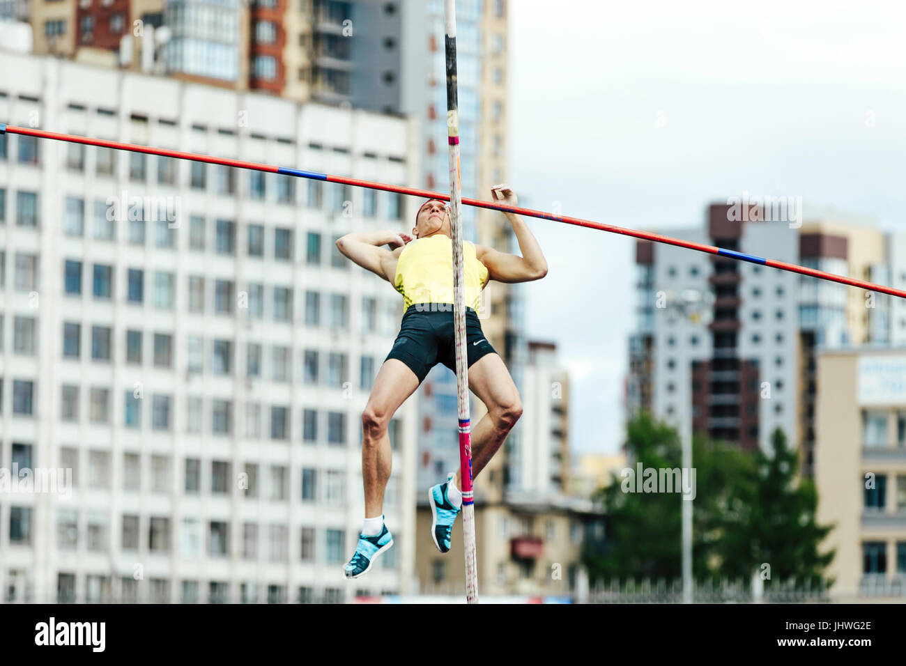 Tentativo fallito in pole vaulting atleta maschio durante il campionato degli Urali di atletica leggera Foto Stock