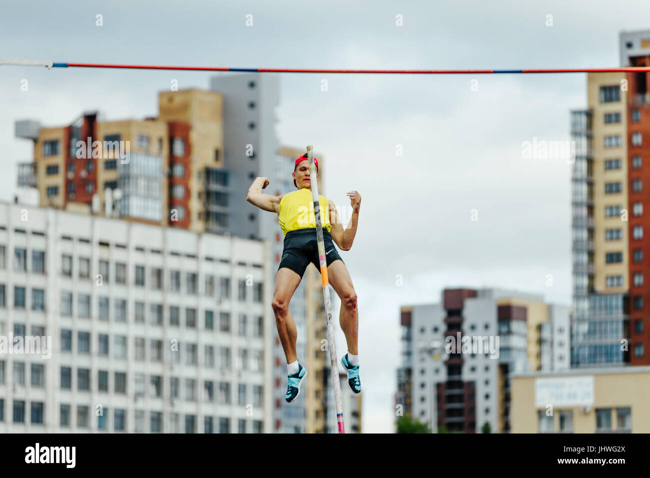 Pole vaulting atleta maschio tentativo fallito durante il campionato degli Urali di atletica leggera Foto Stock