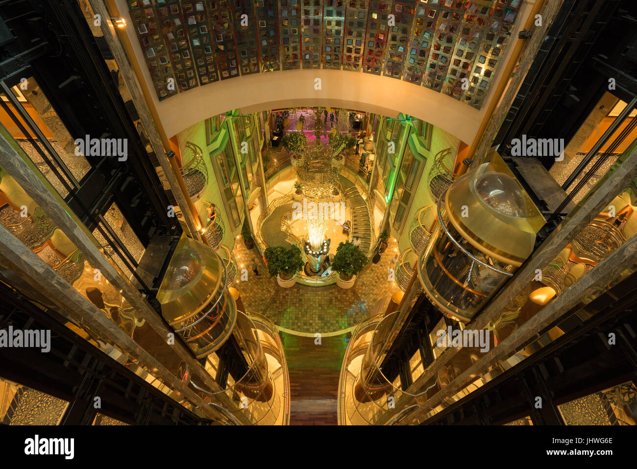 Vista dei pozzi di ascensore, ascensori, lobby e scale in nave da crociera Navigatore dei mari (Royal Caribbean International). Foto Stock