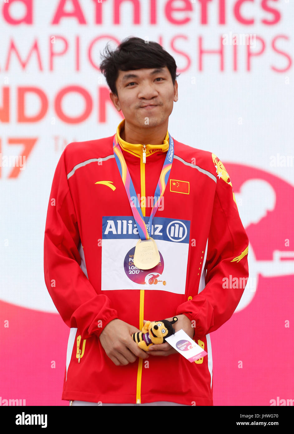 Il Jianwen Hu della Cina con la sua medaglia d'oro per il Long Jump T38 degli uomini durante il terzo giorno dei Campionati Mondiali di atletica Para 2017 allo stadio di Londra. PREMERE ASSOCIAZIONE foto. Data immagine: Domenica 16 luglio 2017. Vedi PA storia ATLETICA Para. Photo credit should Read: Paul Harding/PA Wire. Foto Stock