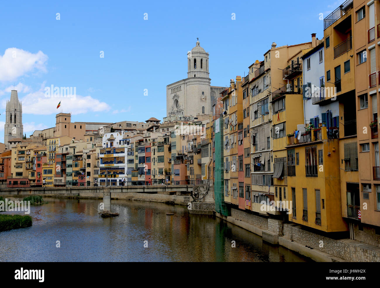 Girona, case e si affaccia sul fiume Onyar. Vista recenti, 2017. Vista pittoresca. Dalle facciate colorate, la Cattedrale e San Feliu chiesa in background. Foto Stock