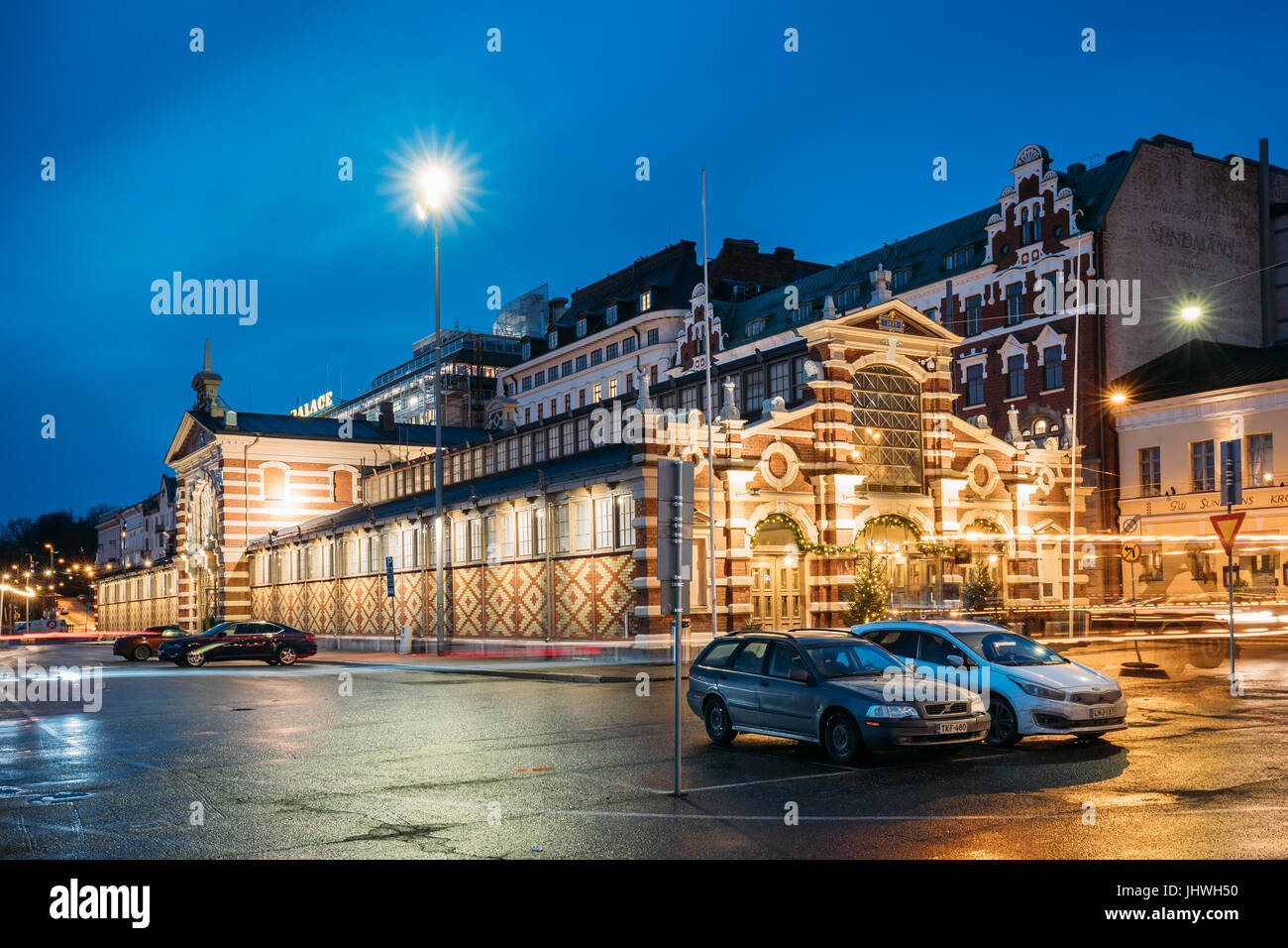Helsinki, Finlandia - 9 Dicembre 2016: Old Market Hall Vanha Kauppahalli nel centro della città di illuminazione in corrispondenza di sera o di illuminazione notturna. Famoso popolare Pl Foto Stock