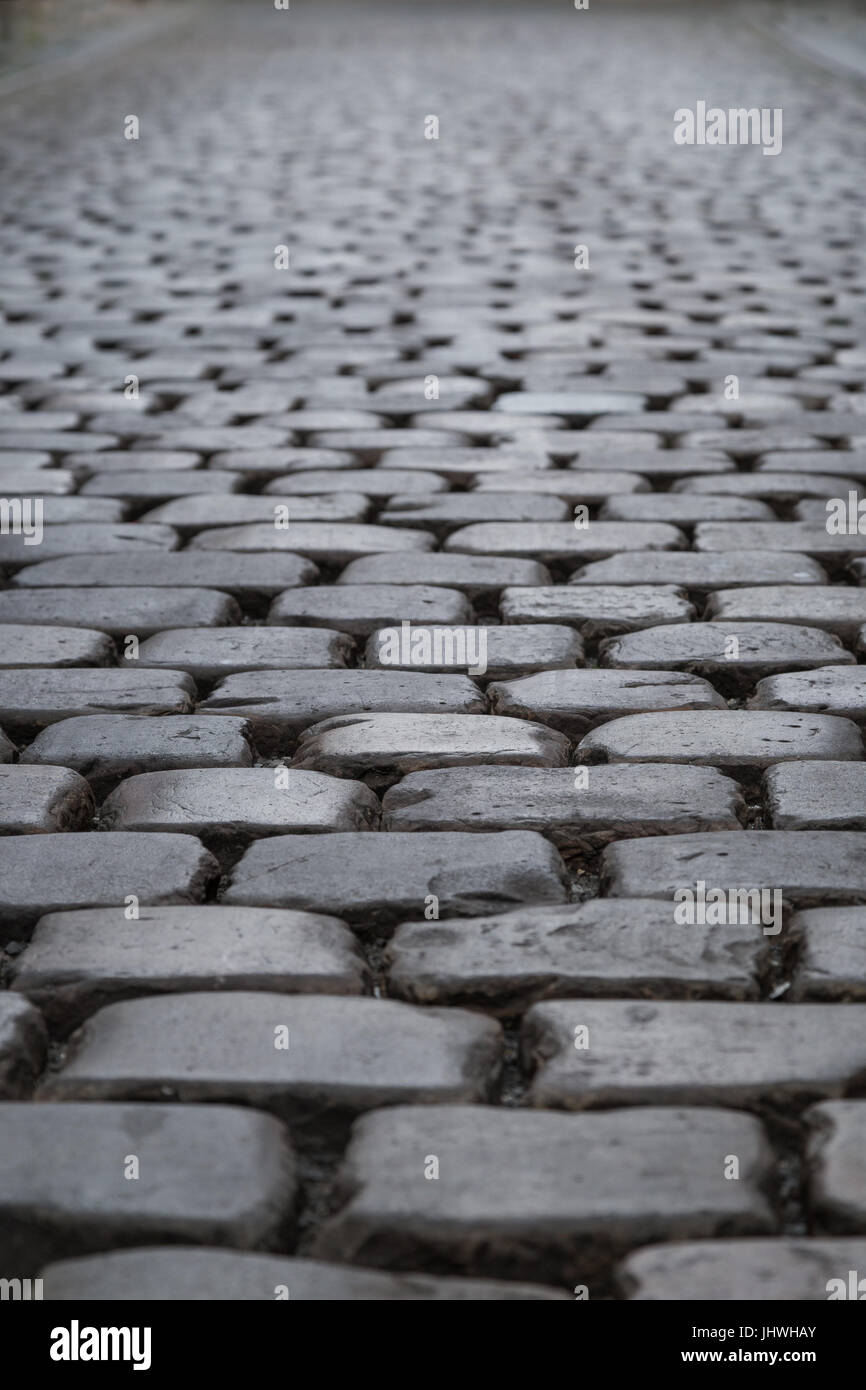 Close-up di vecchia pavimentazione stradale in pietra nella Città Vecchia di Praga, Repubblica Ceca. Foto Stock