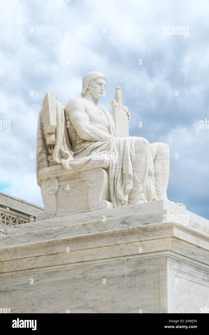 L'Autorità di diritto la scultura, la Corte suprema, Capitol Hill, Washington DC Foto Stock