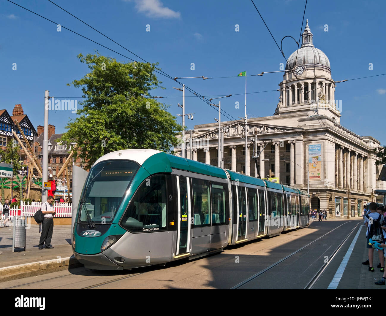 Nottingham tram elettrico sistema carrello nella vecchia piazza del mercato di Nottingham Council House edificio in background, Nottingham City, Inghilterra, Regno Unito. Foto Stock