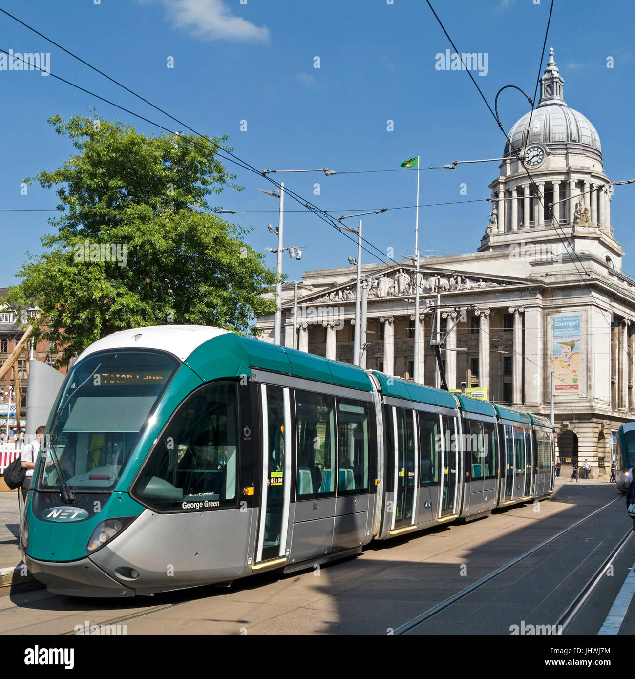 Nottingham tram elettrico sistema carrello nella vecchia piazza del mercato di Nottingham Council House edificio in background, Nottingham City, Inghilterra, Regno Unito. Foto Stock